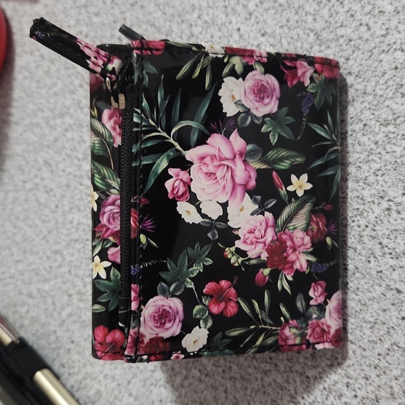 Mundi Women Tri-Fold Wallet - Picture 3 of 8